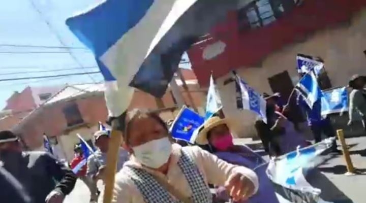 Federación de la Prensa de Chuquisaca rechaza agresión de marcha del MAS a periodista
