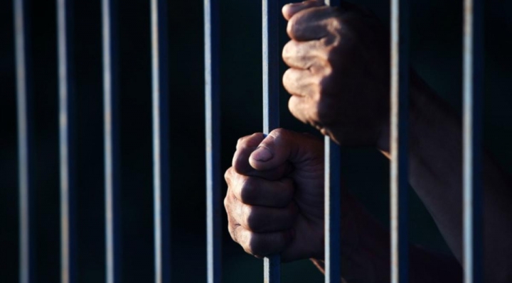 Profesor que violó a seis niñas es sentenciado a 30 años de cárcel