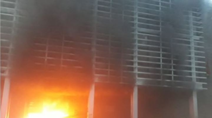 Prenden fuego al edificio del Órgano Electoral en Santa Cruz