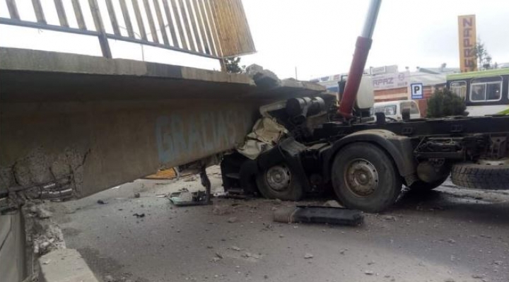 Un fallecido por la caída de una pasarela en la Av. 6 de Marzo de El Alto