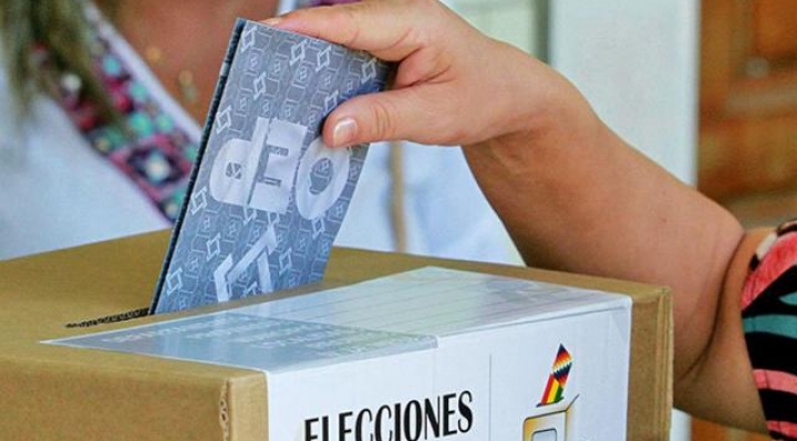 Millones de bolivianos empiezan a votar en una jornada histórica