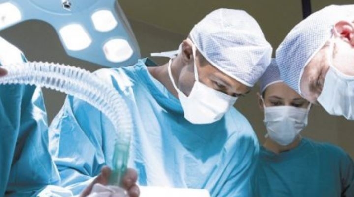 Paro médico de 48 horas postergará más de 500 cirugías y Gobierno anuncia descuentos