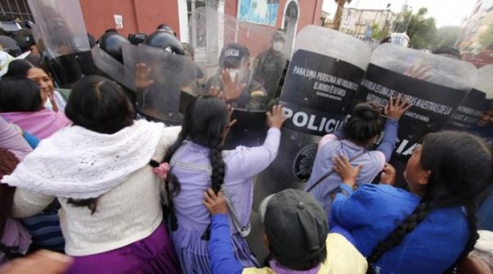 Conflicto por canasta escolar ahora se traslada a la Alcaldía de Cochabamba, Policía dispersa a padres de familia