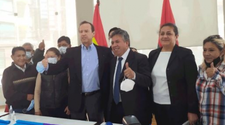 Tuto Quiroga presenta a Luis Larrea como candidato a alcalde por La Paz