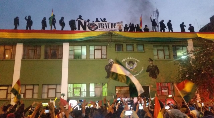 Gobierno denuncia a 26 policías por presunta destrucción de la bandera Wiphala