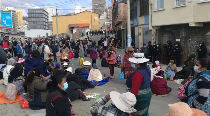 Alasita: feriantes intentan instalar puestos y la Alcaldía pide a la ciudadanía no salir este domingo