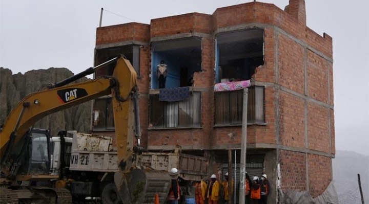 Evacuaron a 8 familias de dos casas que fueron demolidas en la Av. Buenos Aires