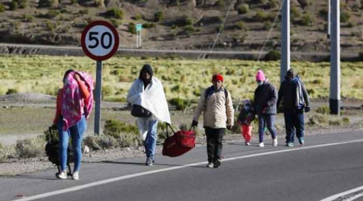 Con ayuda de “chamberos”, migrantes venezolanos usan pasos ilegales para pasar la frontera hacia Chile