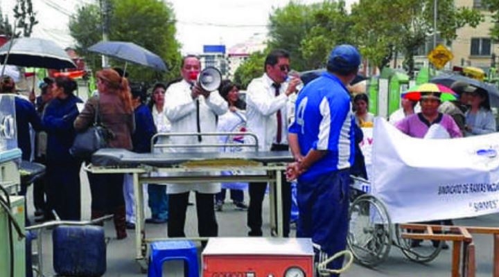 Médicos inician paro de 48 horas y Evo les pide estar “al lado de su pueblo”
