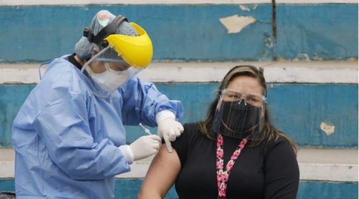 Perú recibirá 700.000 dosis de la vacuna Sinopharm y se sumarán a las 300 mil que ya se aplican