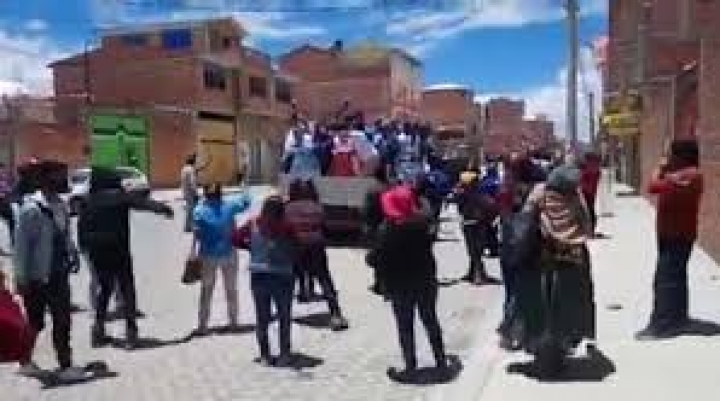 Vecinos de El Alto expulsaron a militantes del MAS que realizaban campaña por Maquera