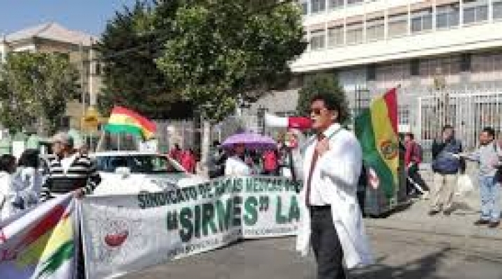 Médicos se reunirán en La Paz para definir nuevas medidas de protesta contra la ley sanitaria