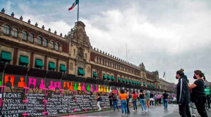 Día de la Mujer: El polémico muro que el gobierno de México instaló para el 8 de marzo y que las mujeres llenaron de nombres de víctimas de feminicidios