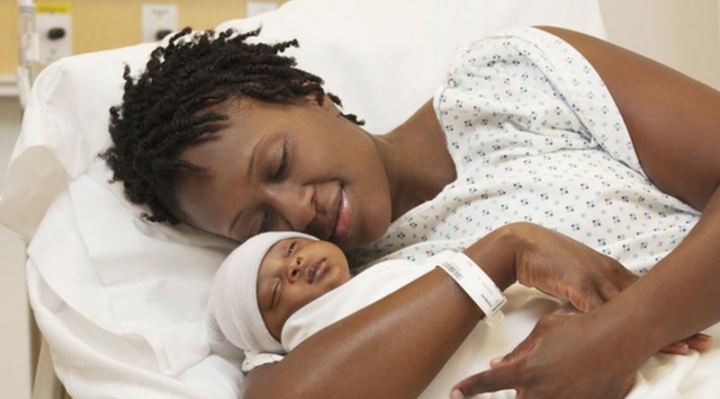 ¿Qué se sabe y qué no sobre bebés que nacen con anticuerpos gracias a que sus madres fueron vacunadas?