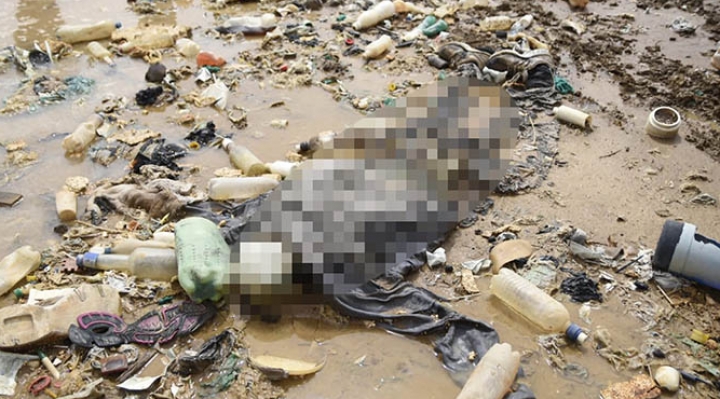 Hallan un cadáver esquelético en la tercera jornada de limpieza del lago Uru Uru de Oruro