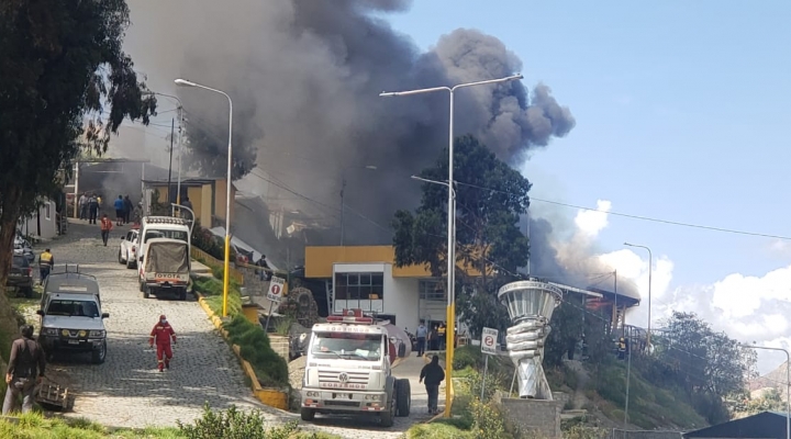Reportan un incendio en la Unidad de Mantenimiento de la Alcaldía en la Av. Zavaleta