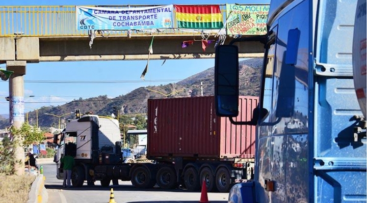 Transporte pesado mantiene 10 puntos de bloqueo y ministro Montaño anuncia que acudirá al diálogo