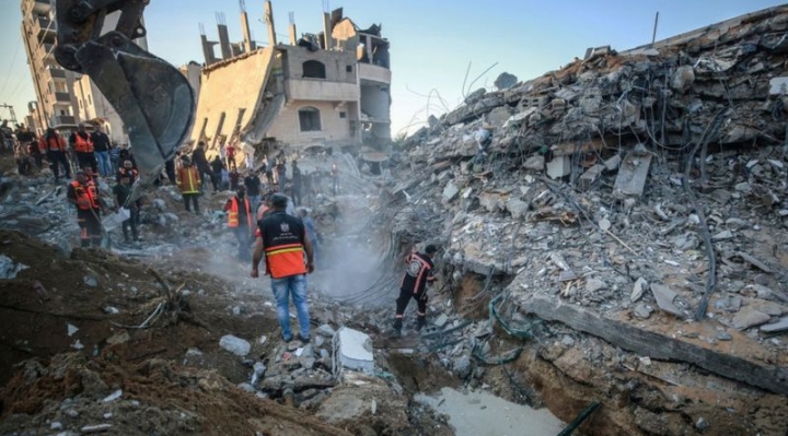 Conflicto israelí-palestino: Israel intensifica su ofensiva en Gaza con ataques aéreos y de artillería mientras la violencia se extiende a Cisjordania