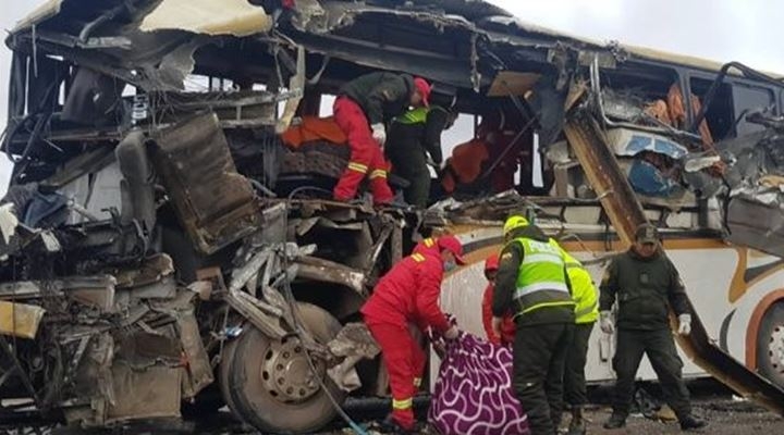 Al menos 22 personas fallecieron tras choque frontal de buses en carretera Oruro Potosí