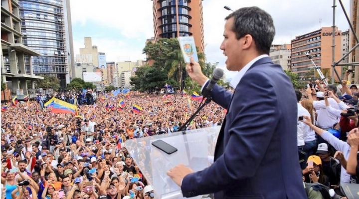 Juan Guaidó jura como "presidente encargado" de Venezuela y es reconocido por EEUU y la OEA