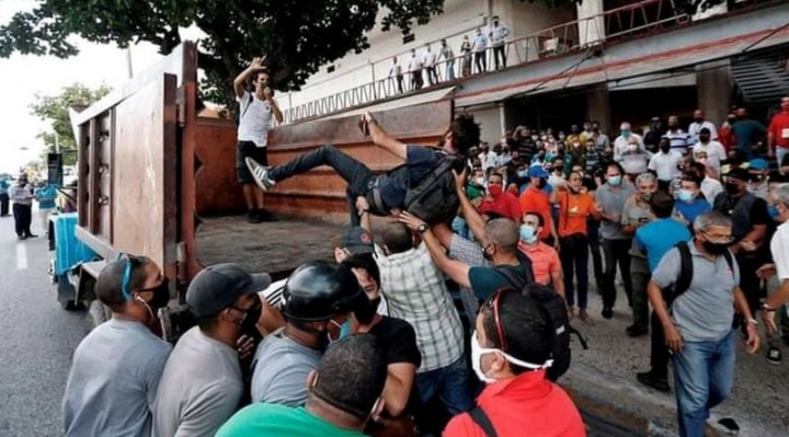 Protestas en Cuba: "Me lanzaron a un camión de basura": el testimonio de un artista arrestado durante las manifestaciones en la isla