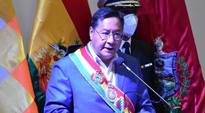 Arce homenajea a La Paz entre denuncias de “golpe de Estado” y repudio al gobierno de Añez