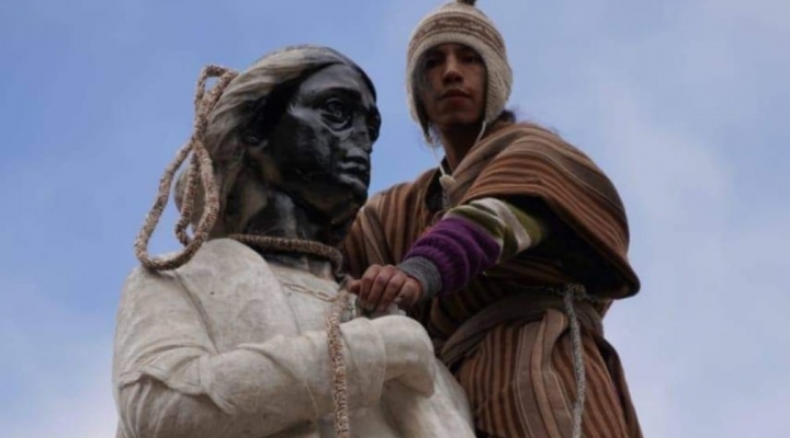 “Indigenistas” trataron de tumbar el monumento de Cristóbal Colón en el Día de la Revolución Agraria