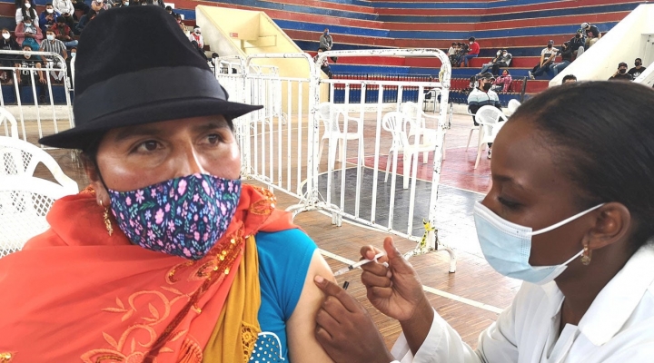 Con una campaña protagonizada por miembros de pueblos indígenas, Ecuador promueve la vacunación contra la COVID-19