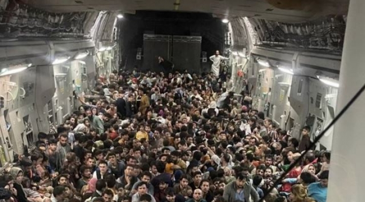 Afganistán: la impactante imagen que muestra a 640 personas huyendo de Kabul en un avión militar estadounidense abarrotado