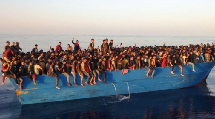 Migración a Europa: la impactante imagen de más de 500 personas en una barca encontradas cerca de Italia