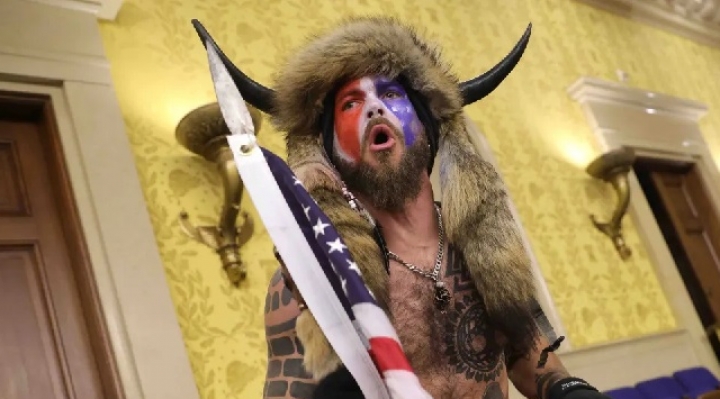 El "hombre bisonte" se declara culpable por el asalto al Capitolio