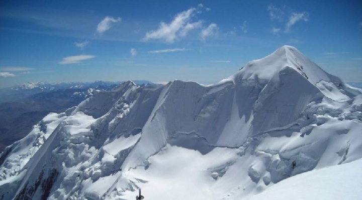Rescatistas recuperan a montañista estadounidense que falleció en el Illimani