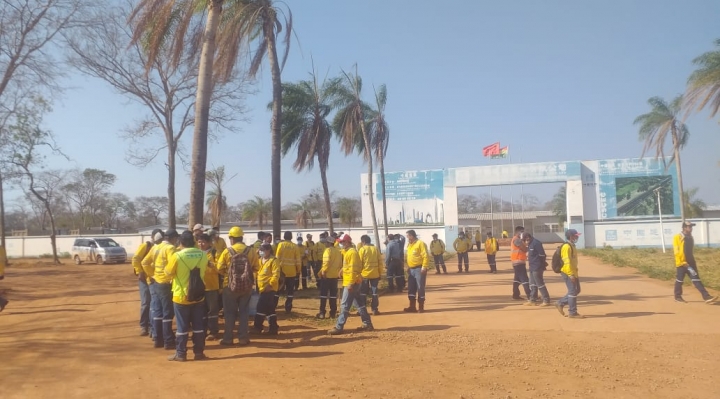 Más de 250 trabajadores de la china State Construction inician paro contra malos tratos y un largo pliego