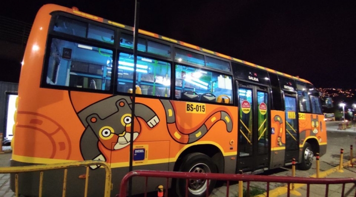 La Paz Bus utiliza luces ultravioleta para desinfectar los vehículos municipales
