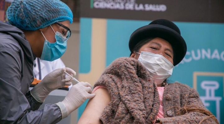 En El Alto 276 brigadas inician visitas a ferias, instituciones y organizaciones para vacunar