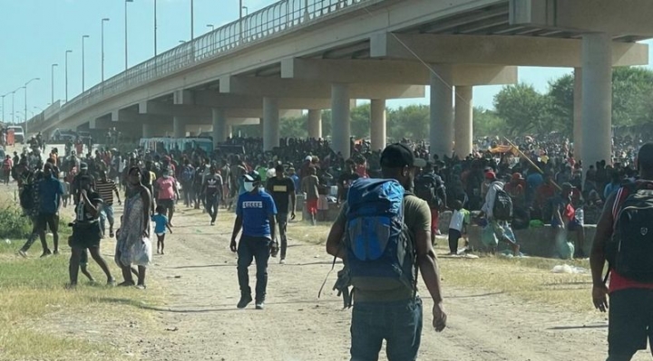El puente entre México y Estados Unidos bajo el que duermen más de 10.000 migrantes