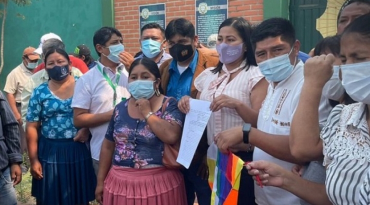 MAS denuncia a Camacho, Calvo y asambleístas de Creemos por la "ofensa" a la wiphala