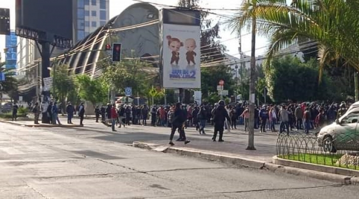 Policía y el MAS comienzan a levantar los puntos de bloqueo en las ciudades del eje