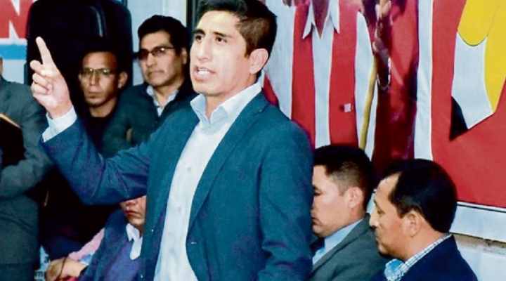 En Perú denuncian que dirigente de Perú Libre que tiene orden de captura fugó a Bolivia