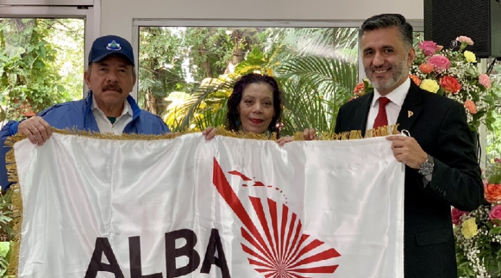 ¿Qué hay detrás de la foto que tuiteó Sacha Llorenti con los esposos Ortega que gobiernan Nicaragua?