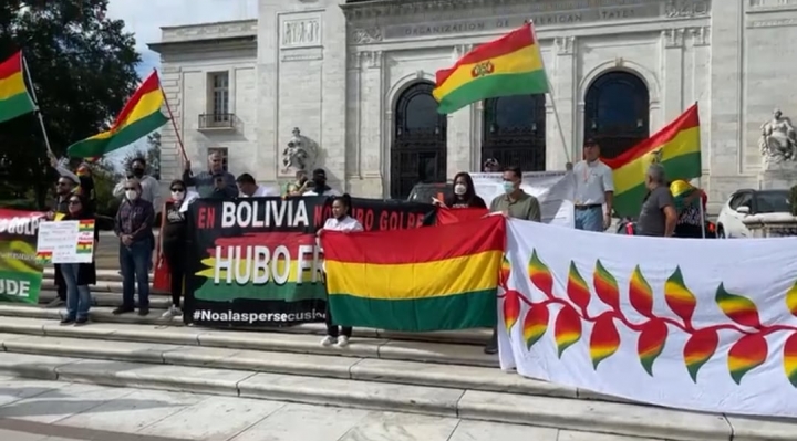 Bolivianos en Washington protestan en contra del gobierno de Luis Arce que insiste en que no hubo fraude