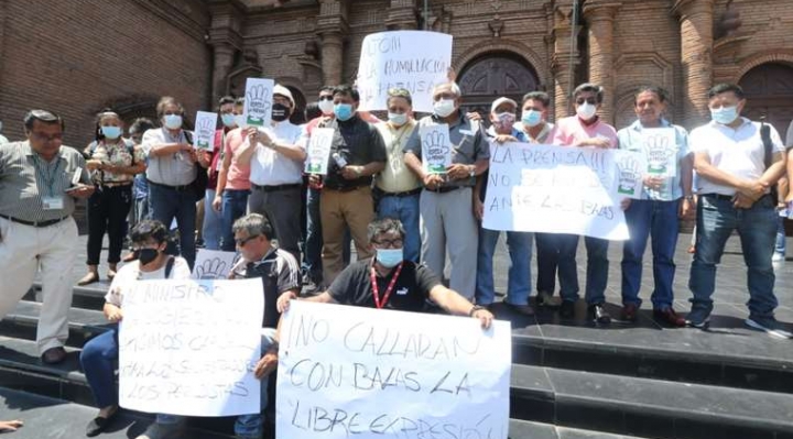 Periodistas en Santa Cruz realizan un plantón, exigen respeto a la libertad de prensa