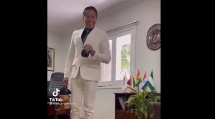 Cancillería cesa funciones de embajador Cronenbold por polémico video en Paraguay