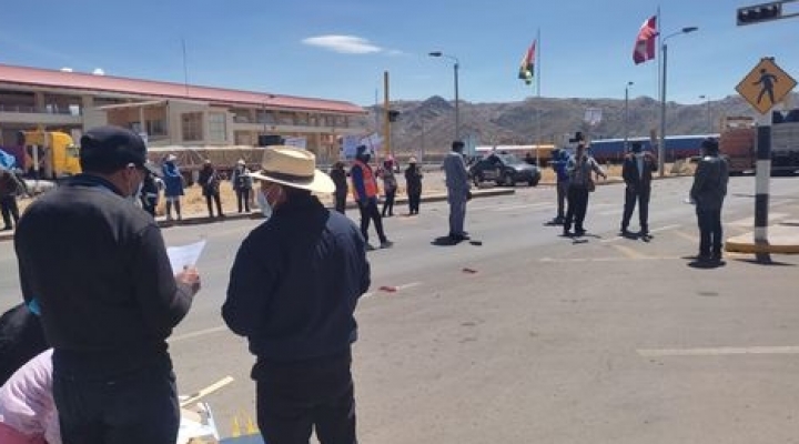 Perú cierra su frontera con Bolivia y otros vecinos ante amenaza de variante Ómicron