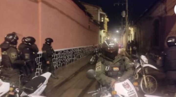 Policía llega a Comcipo para aprehender a dirigente cívico Manuel y desata la indignación de Potosí