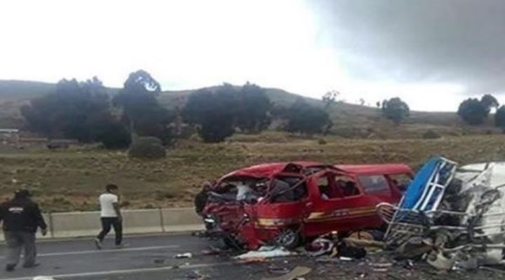 Colisión de volqueta y minibús deja tres fallecidos en carretera Oruro Potosí