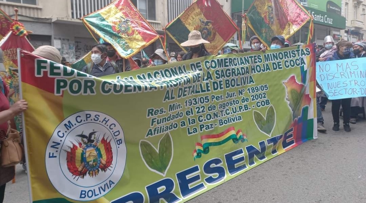 Comerciantes de coca protestan por recibir menos permisos de venta que los de Cochabamba
