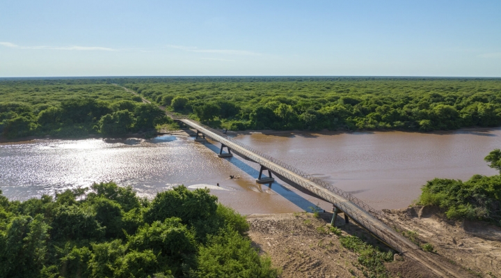 Biólogos lamentan inacción estatal ante puente clandestino de menonitas sobre el río Parapetí