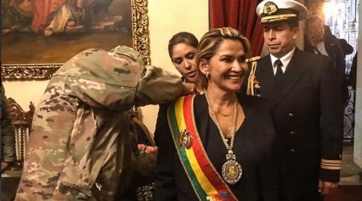 Policía aprehende a exjefe de Casa Militar por el retiro de la medalla presidencial para la posesión de Añez
