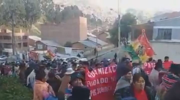 Vecinos de Achachicala y de 17 comunidades aledañas de Alto Patapampa marchan contra nuevo relleno sanitario
